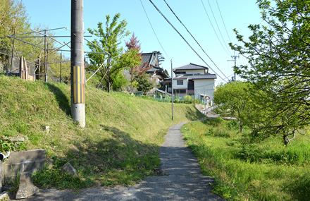 ここから細い道。車は通れません。